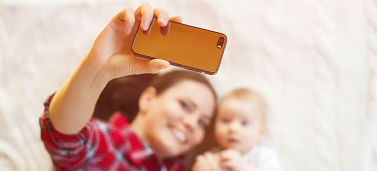 Las madres, cada vez más aficionadas a sus teléfonos celulares